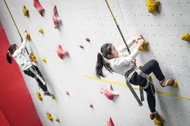 女足欧冠淘汰赛首回合输2球逆转晋级，阿森纳是近14年英格兰首队